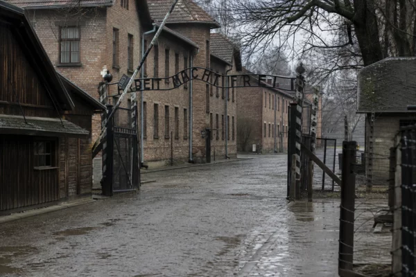 Le portail d’Auschwitz-Birkenau, à l’entrée du camp, avec la voie d’accès et les bâtiments du site mémoriel.