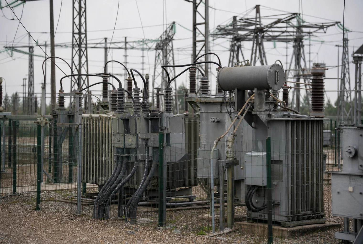 Un poste électrique d’interconnexion avec transformateurs et câbles, évoquant les enjeux du prix de l’électricité.