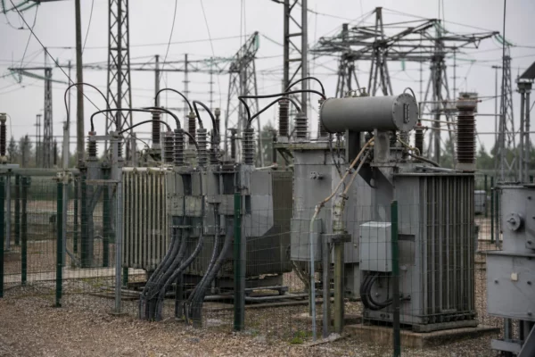Un poste électrique d’interconnexion avec transformateurs et câbles, évoquant les enjeux du prix de l’électricité.