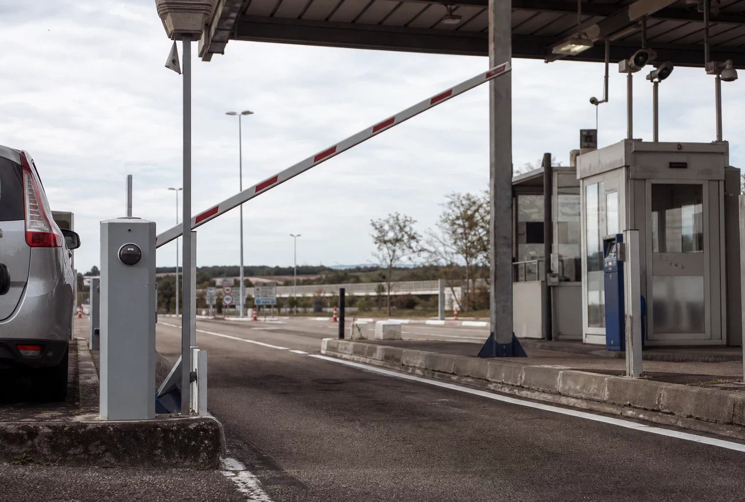 Un poste frontière avec barrière et guichet de contrôle, image documentaire sur le rétablissement des frontières.