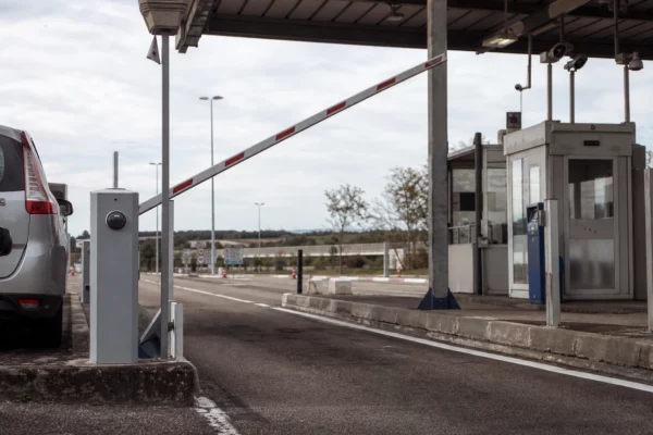 Un poste frontière avec barrière et guichet de contrôle, image documentaire sur le rétablissement des frontières.