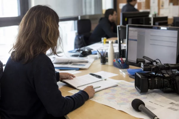 Journaliste préparant un sujet sur la primaire de 2027 dans une rédaction locale française