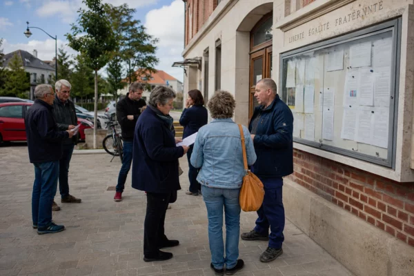 Habitants réunis devant une mairie du Val-d’Oise pour un débat citoyen sur le projet de la gauche
