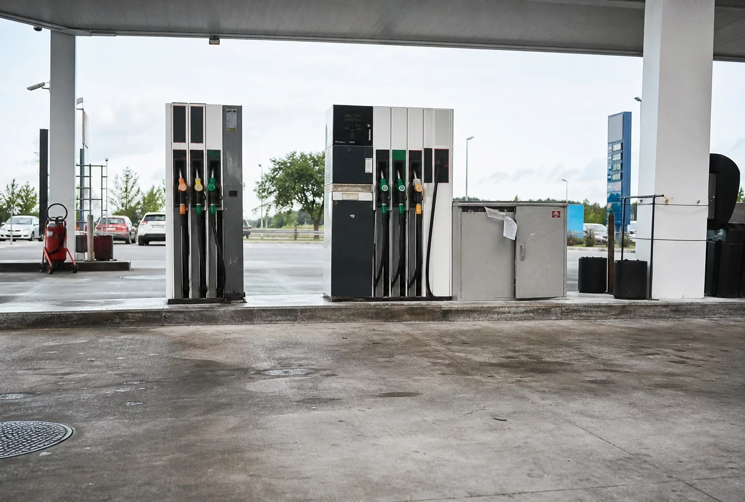 Pompes d’une station-service en périphérie, sur fond de hausse des prix des carburants.