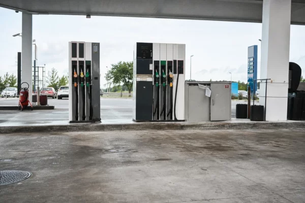 Pompes d’une station-service en périphérie, sur fond de hausse des prix des carburants.