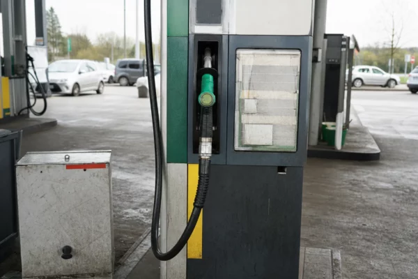 Pompe à essence d’une station-service, avec les prix visibles, pour illustrer la hausse des carburants.
