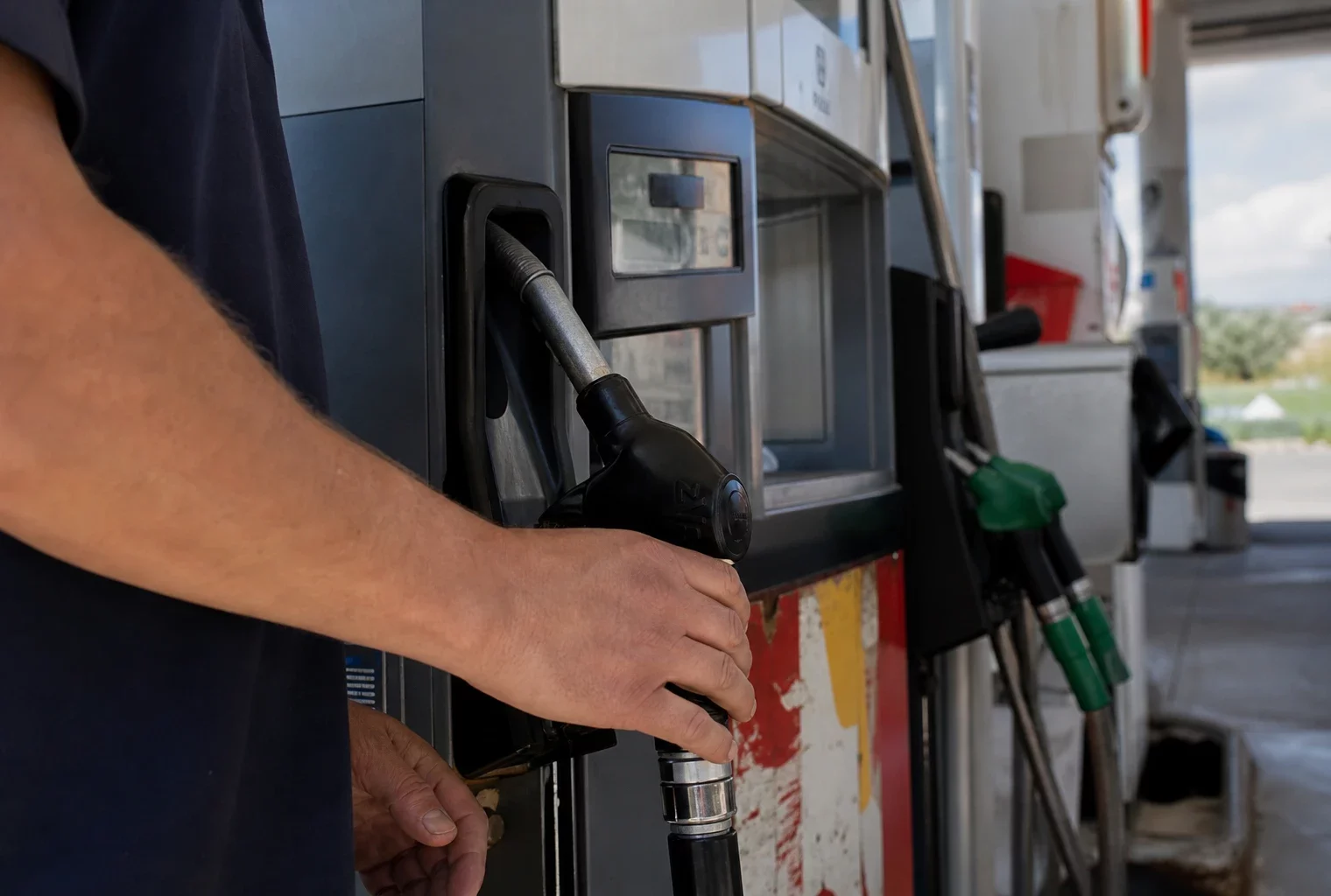 Pompe à carburant en station-service avec affichage des tarifs, pour illustrer la hausse des prix à la pompe.