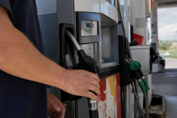 Pompe à carburant en station-service avec affichage des tarifs, pour illustrer la hausse des prix à la pompe.