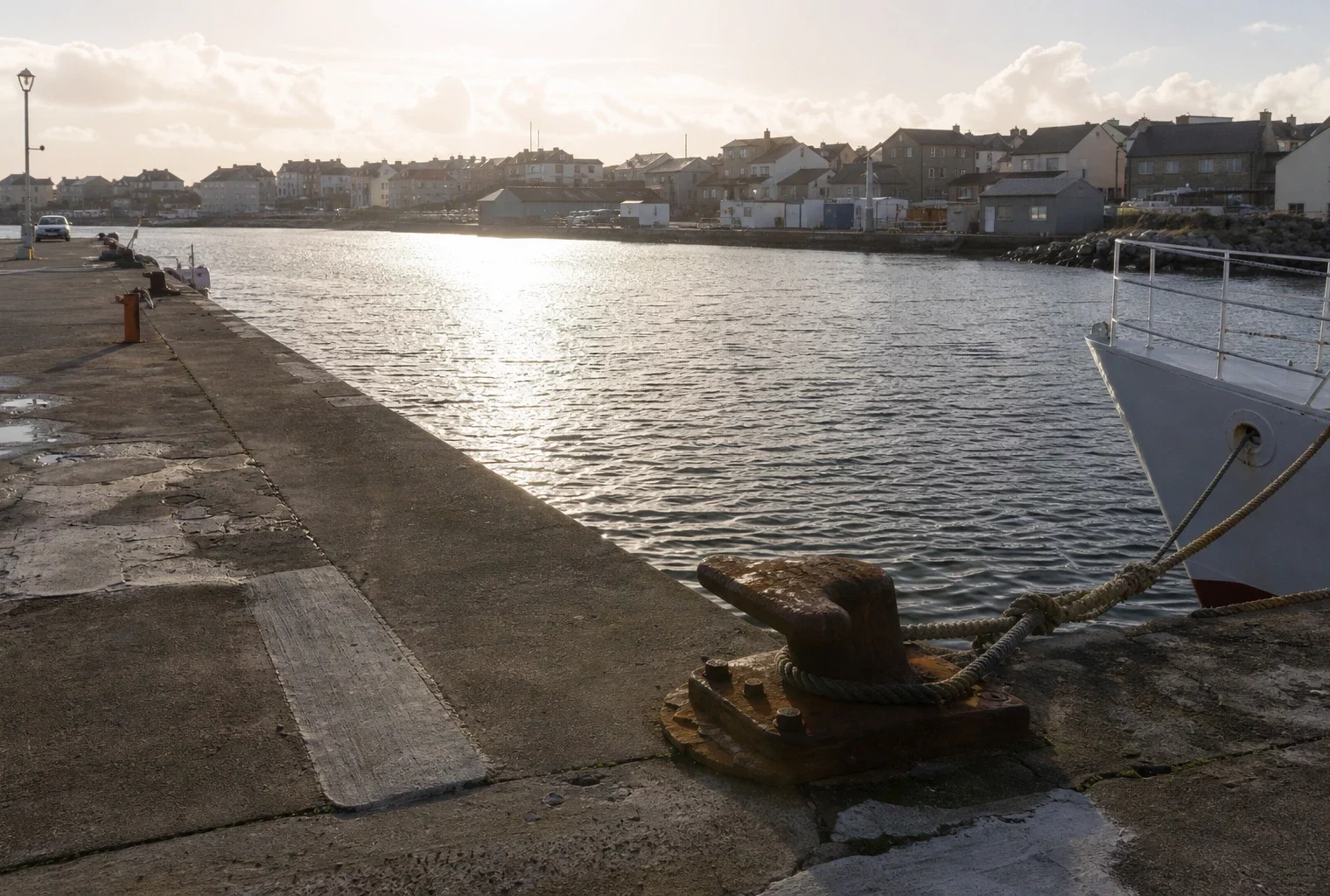 Un quai de port à Saint-Pierre-et-Miquelon, avec les équipements maritimes du front de mer et des bâtiments bas en arrière-plan.