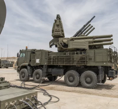 Radar et système de défense militaires sur une base saoudienne, avec véhicules et structures techniques en arrière-plan.