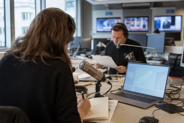 Journaliste préparant un sujet sur la protection des mineurs en ligne dans une rédaction française lumineuse