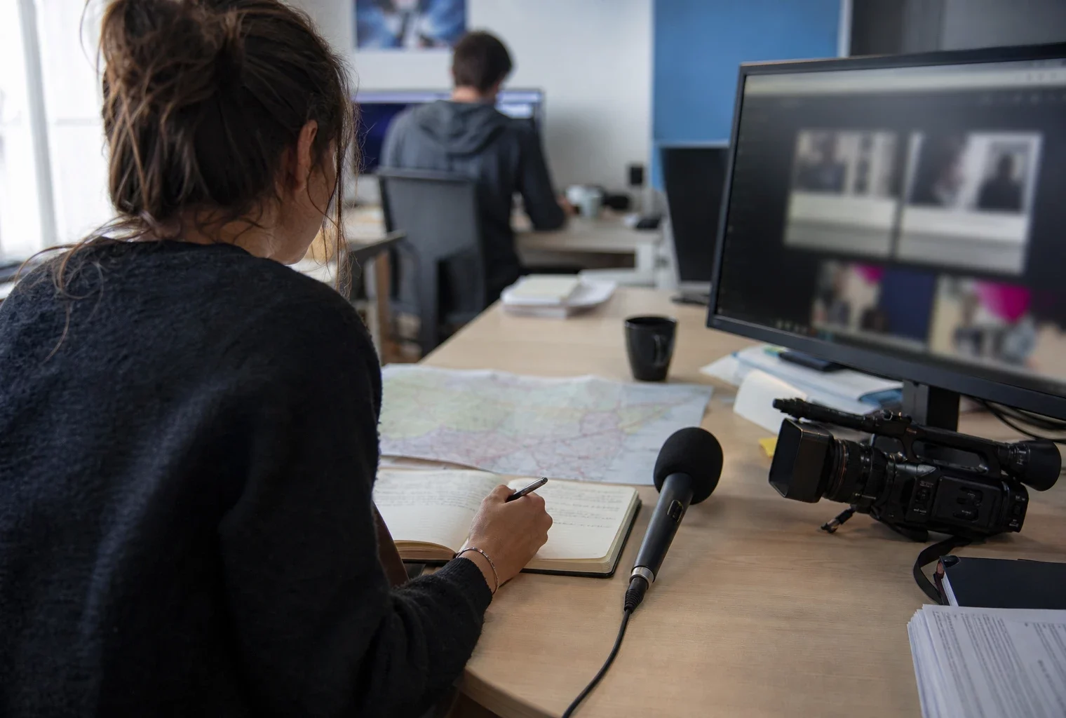 Journaliste dans une rédaction locale préparant une enquête sur la police municipale de Carcassonne