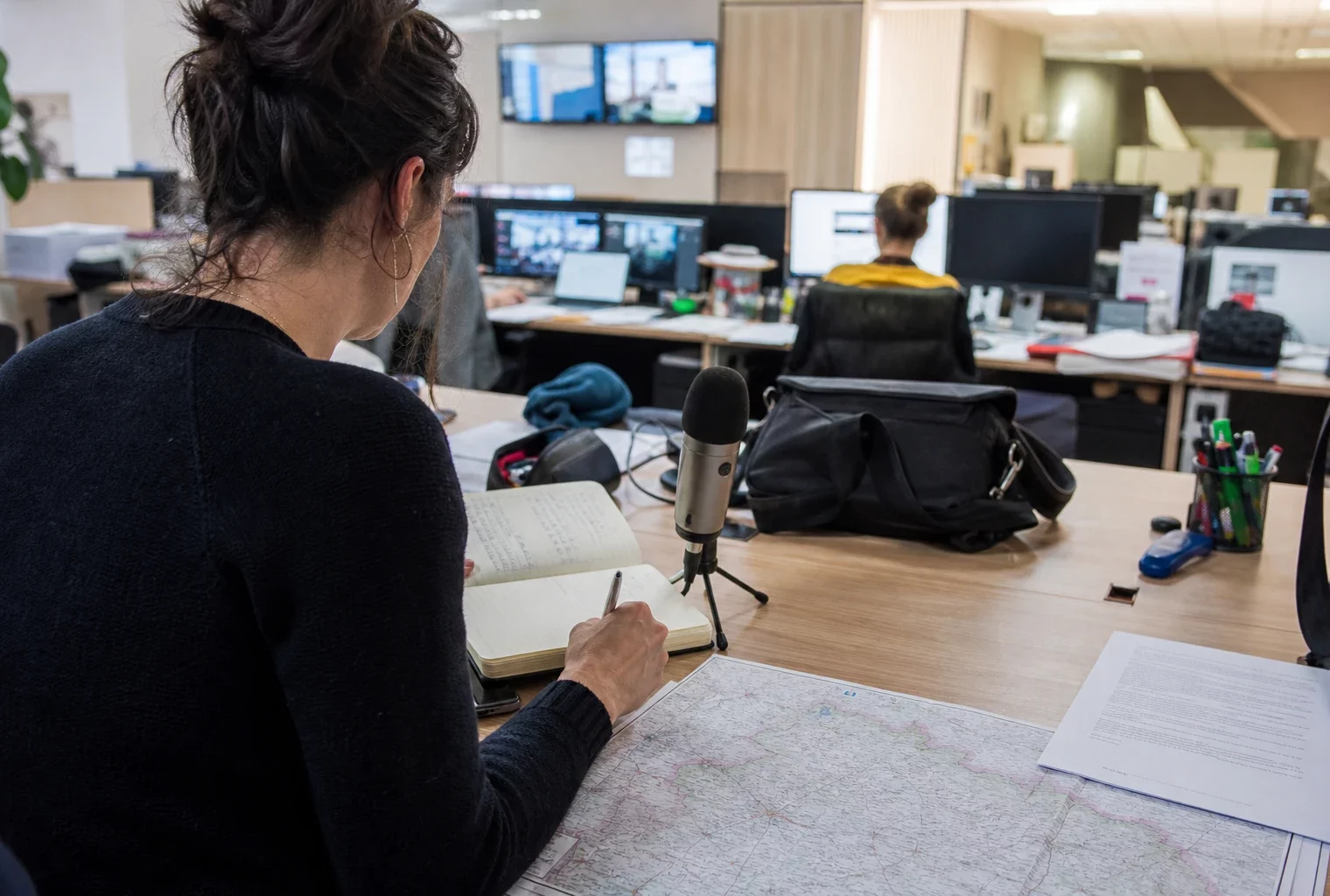 Journaliste préparant dans une rédaction locale un sujet sur la protection de l’enfance et les services publics