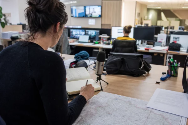 Journaliste préparant dans une rédaction locale un sujet sur la protection de l’enfance et les services publics