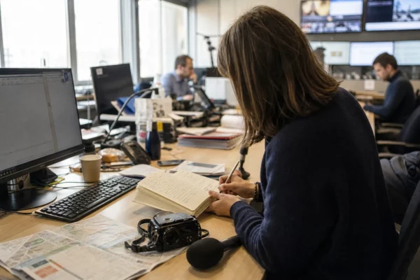 Journaliste préparant dans une rédaction locale un sujet sur la polémique autour de la tour Eiffel