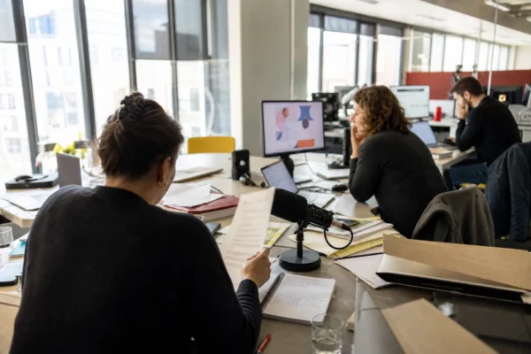 Journaliste anonyme préparant en rédaction un sujet sur le suivi des plaintes pour violences sexuelles sur mineurs
