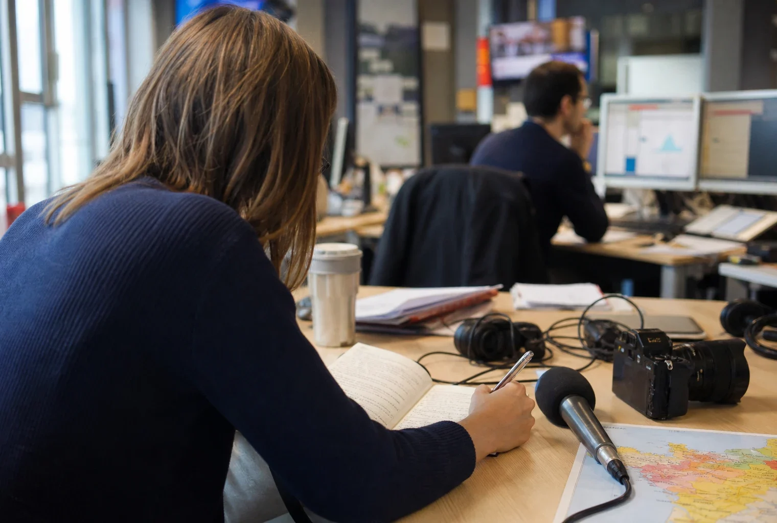 Journaliste préparant dans une rédaction française un sujet sur la rémunération des ministres