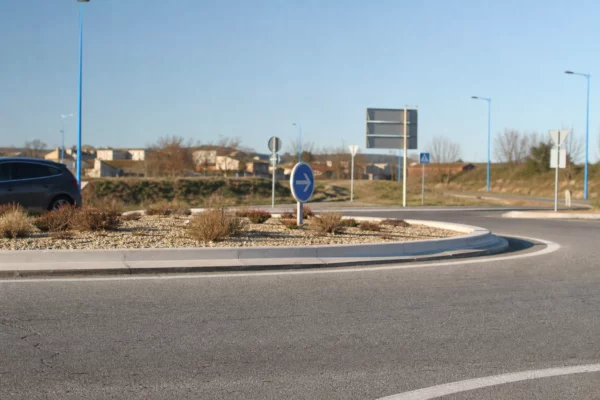 Un rond-point de périphérie avec ses voies d’accès et son terre-plein central, en France.
