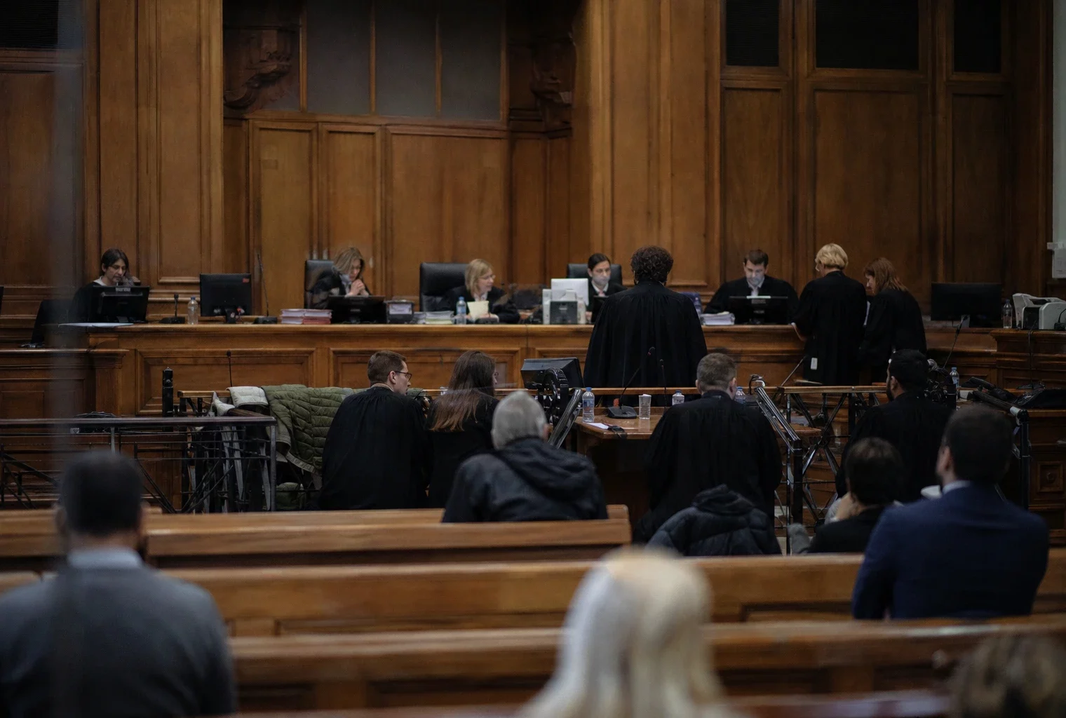 Salle d’audience du tribunal judiciaire de Paris, avec bancs et pupitre, au moment d’une décision de justice.