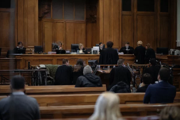 Salle d’audience du tribunal judiciaire de Paris, avec bancs et pupitre, au moment d’une décision de justice.