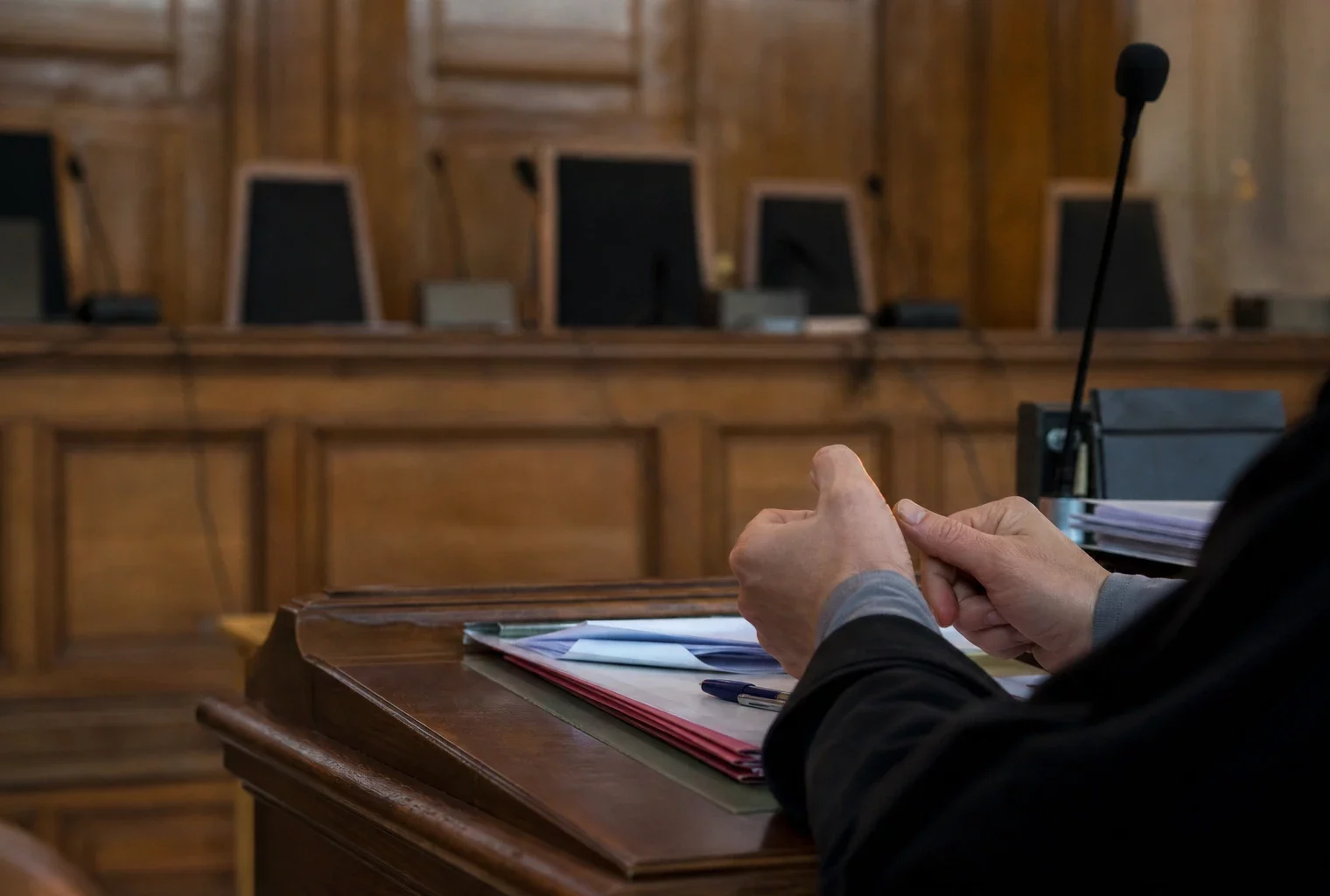 Salle d’audience du tribunal correctionnel de Paris, avec bancs, pupitres et table des magistrats pour un procès.