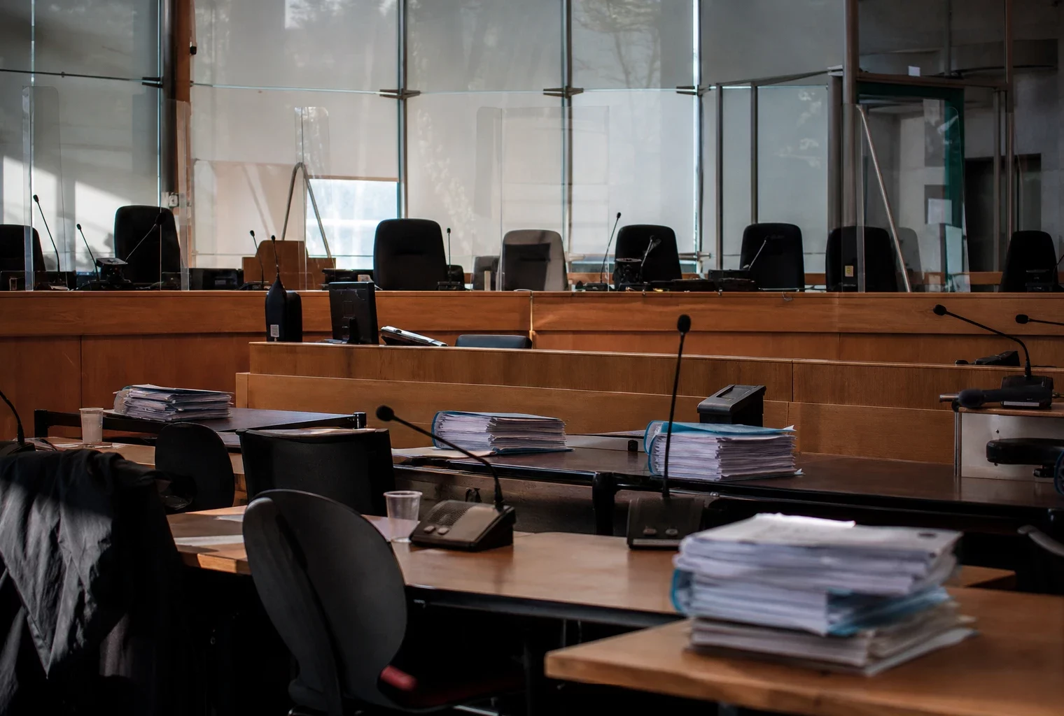 Salle d’audience du tribunal correctionnel de Paris, avec tables, micros et dossiers, avant la décision sur l’affaire Dati.