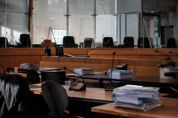 Salle d’audience du tribunal correctionnel de Paris, avec tables, micros et dossiers, avant la décision sur l’affaire Dati.