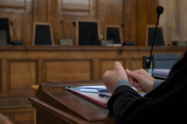 Salle d’audience du tribunal correctionnel de Paris, avec bancs, pupitres et table des magistrats pour un procès.