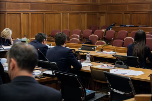 Salle de commission à l’Assemblée nationale avec tables, micros et rangées de sièges