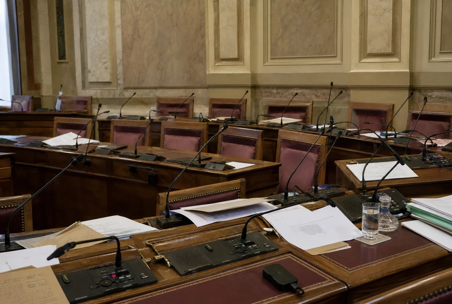 Salle de commission du Sénat avec pupitres et micros, où se prépare le travail parlementaire.