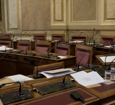 Salle de commission du Sénat avec pupitres et micros, où se prépare le travail parlementaire.