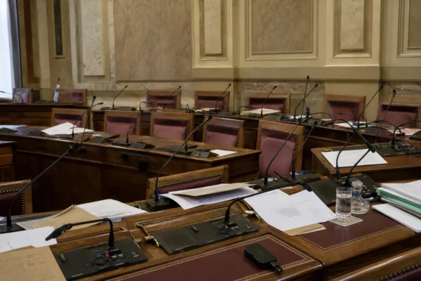 Salle de commission du Sénat avec pupitres et micros, où se prépare le travail parlementaire.