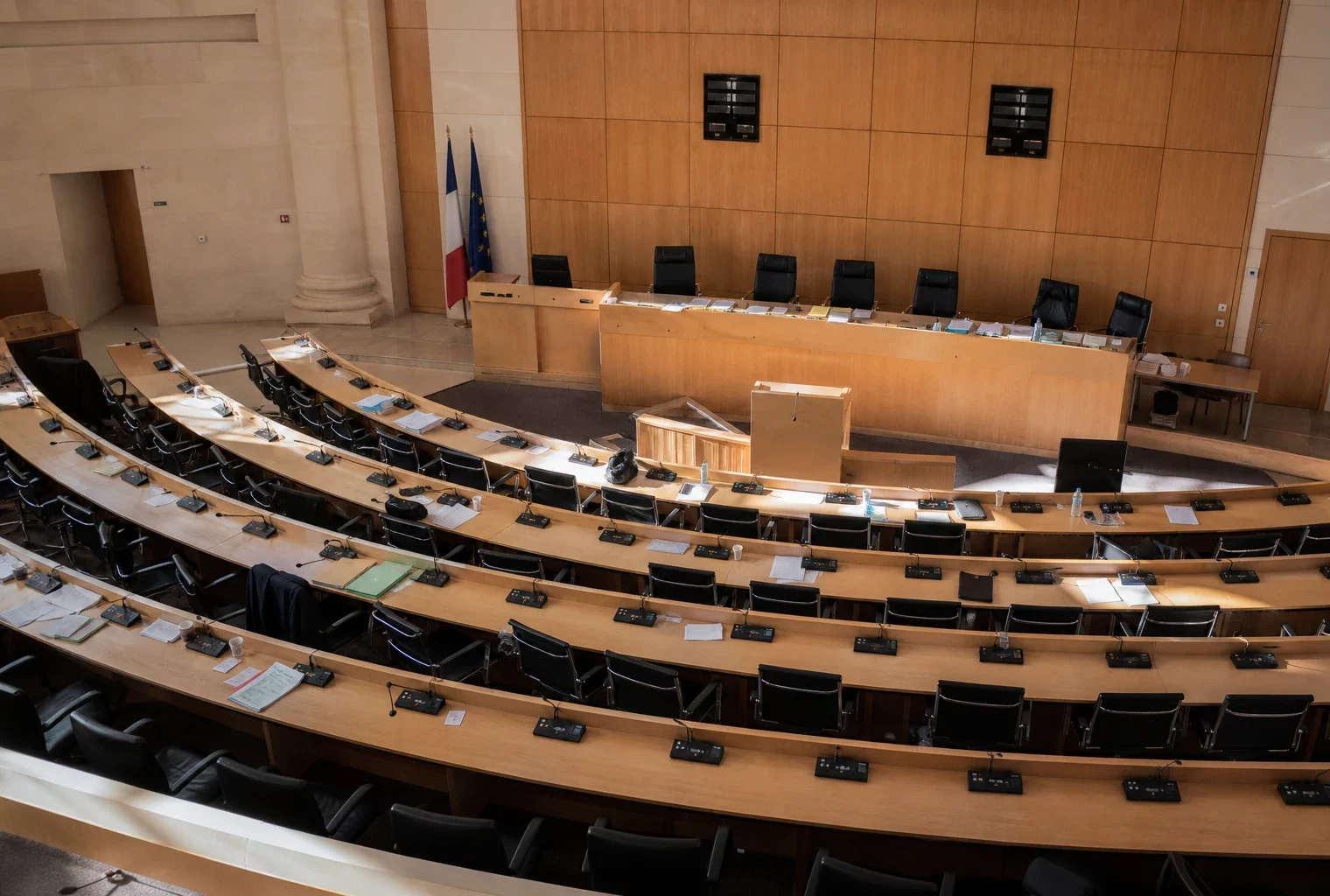 Salle de conseil municipal vide avec sièges et pupitres, illustrant la place des femmes dans les instances locales.
