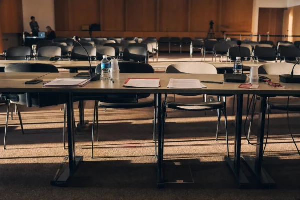 Salle de débat politique avec micros, tables alignées et rangées de chaises, dans un site de congrès à Blois.
