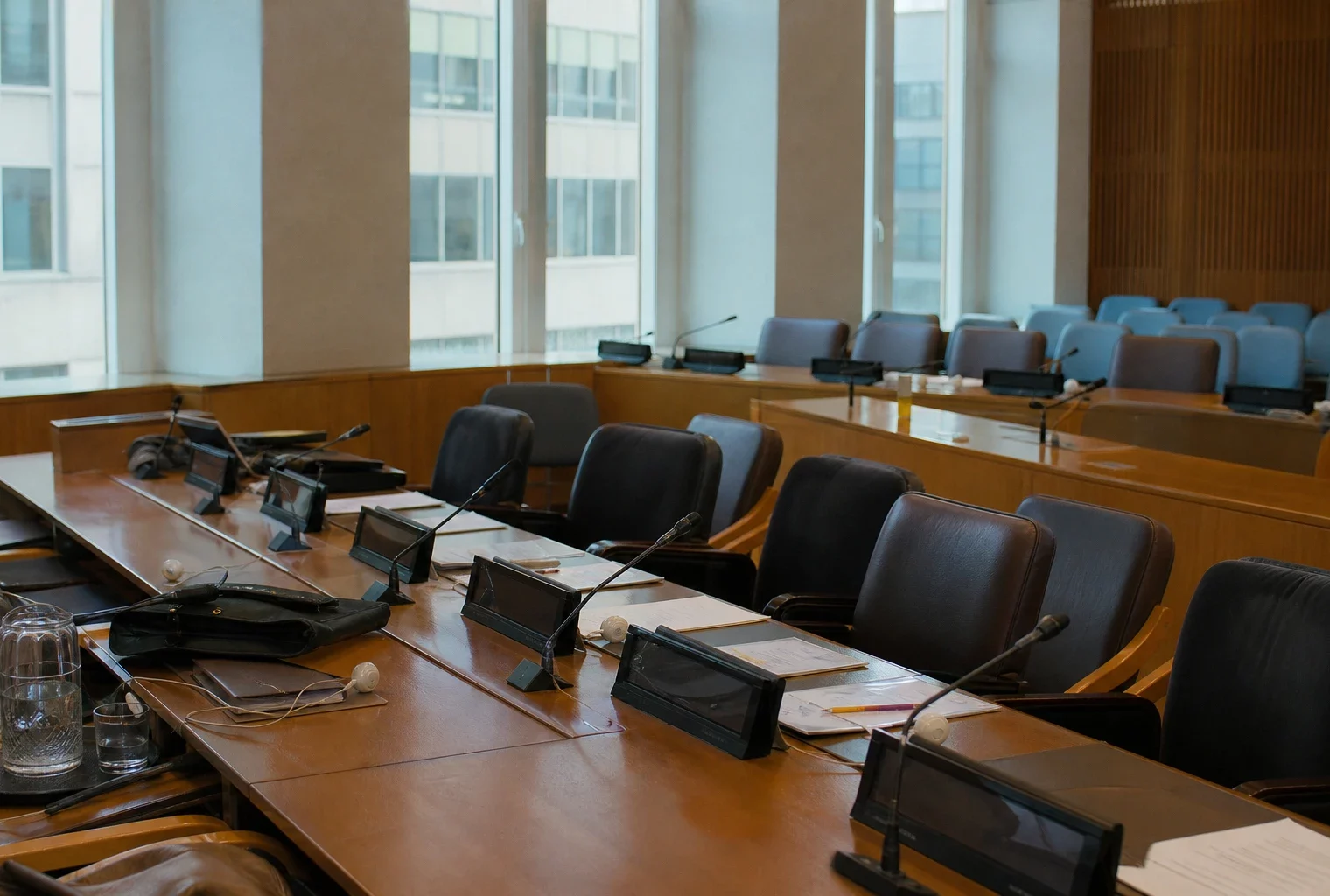 Salle de réunion de l’ONU avec tables, micros et sièges vides avant une rencontre diplomatique à New York.
