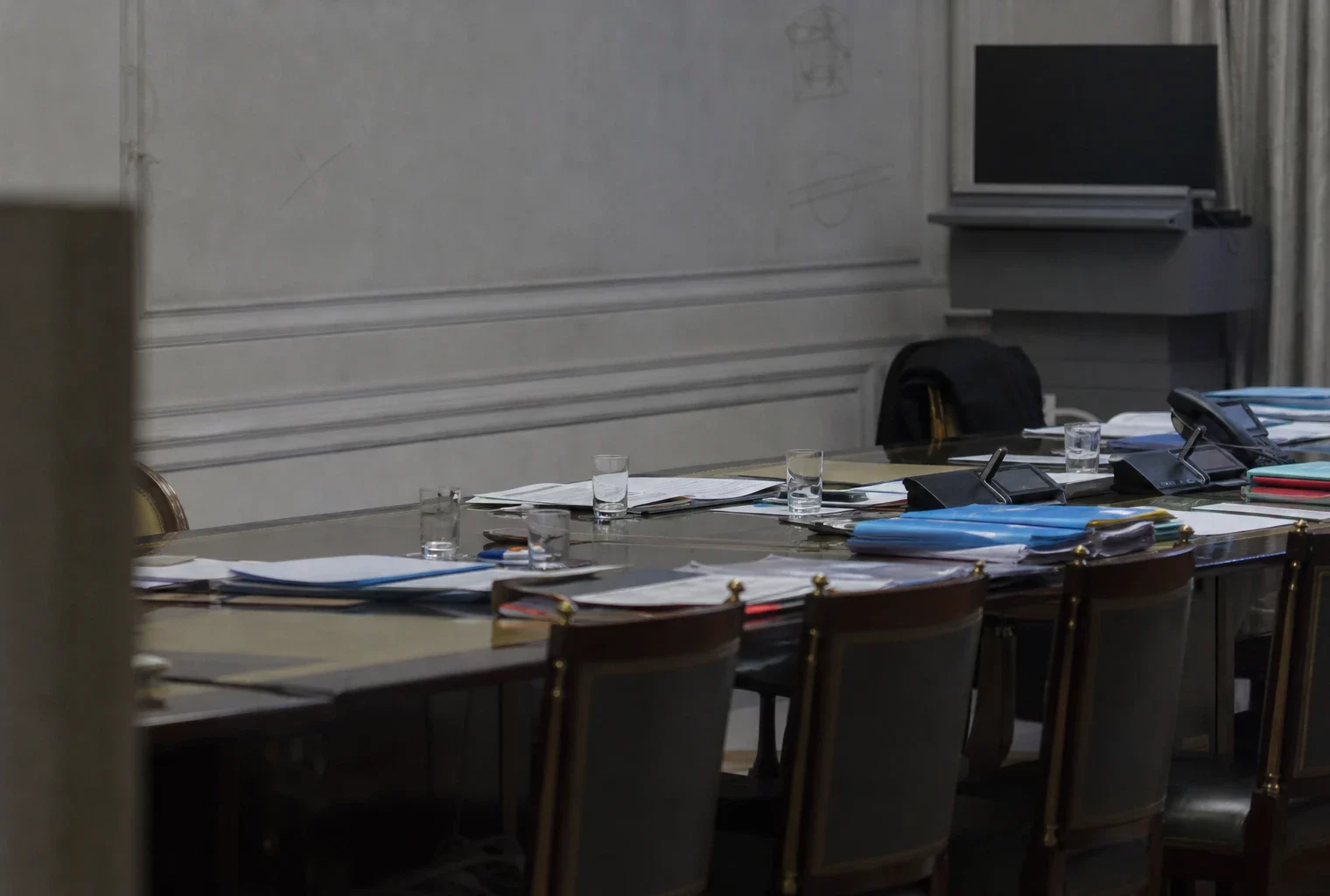 Salle de réunion institutionnelle avec table et chaises, évoquant une consultation politique à l’Élysée.