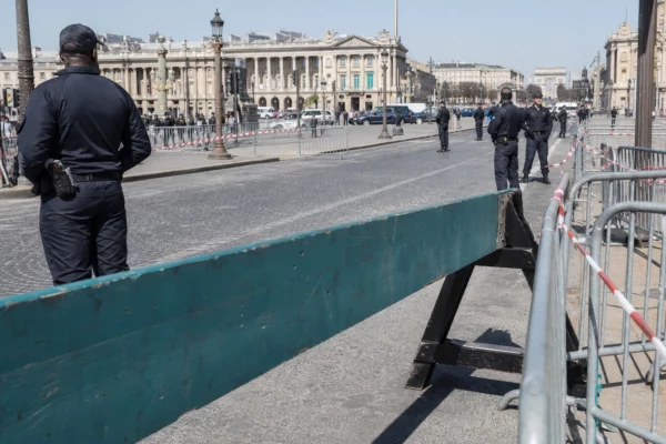 Barrières de sécurité et agents de contrôle sur l’axe Concorde-Champs-Élysées, sous le soleil du matin.