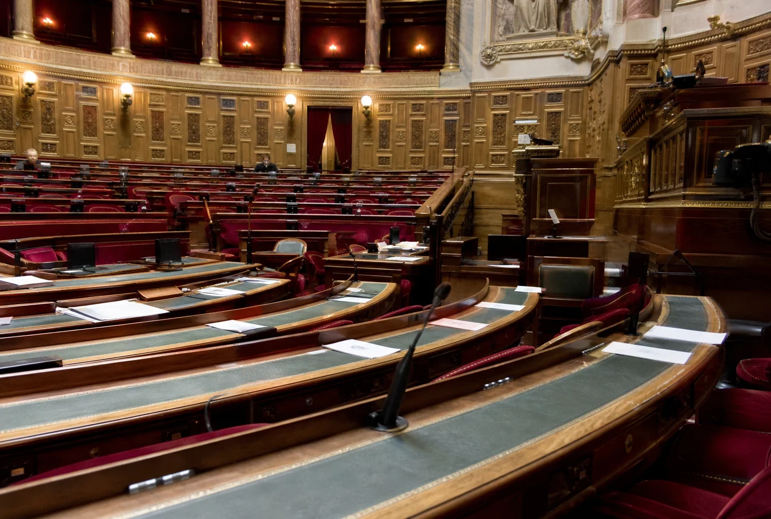 L’hémicycle du Sénat avec ses rangées de pupitres et ses sièges vides, au palais du Luxembourg.