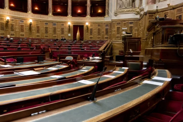 L’hémicycle du Sénat avec ses rangées de pupitres et ses sièges vides, au palais du Luxembourg.