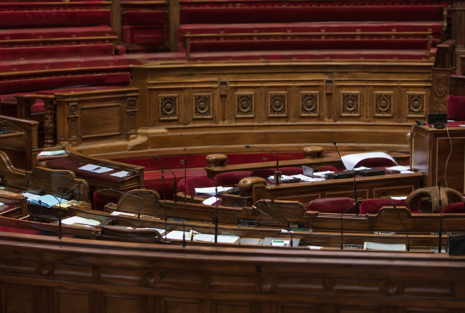 L’hémicycle du Sénat avec ses bancs, pupitres et microphones, dans le Palais du Luxembourg à Paris.