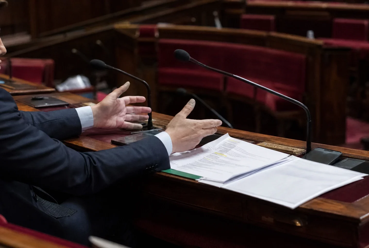 L’hémicycle du Sénat avec ses pupitres et micros, au Palais du Luxembourg à Paris.