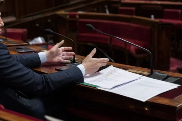L’hémicycle du Sénat avec ses pupitres et micros, au Palais du Luxembourg à Paris.