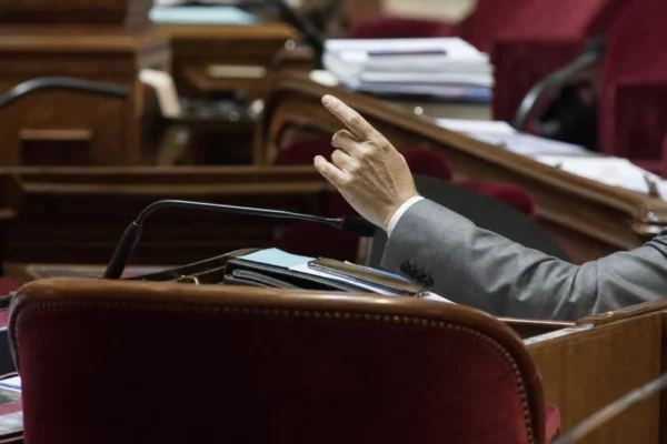 L’hémicycle du Sénat au Palais du Luxembourg, avec les pupitres et les rangées de sièges des sénateurs.