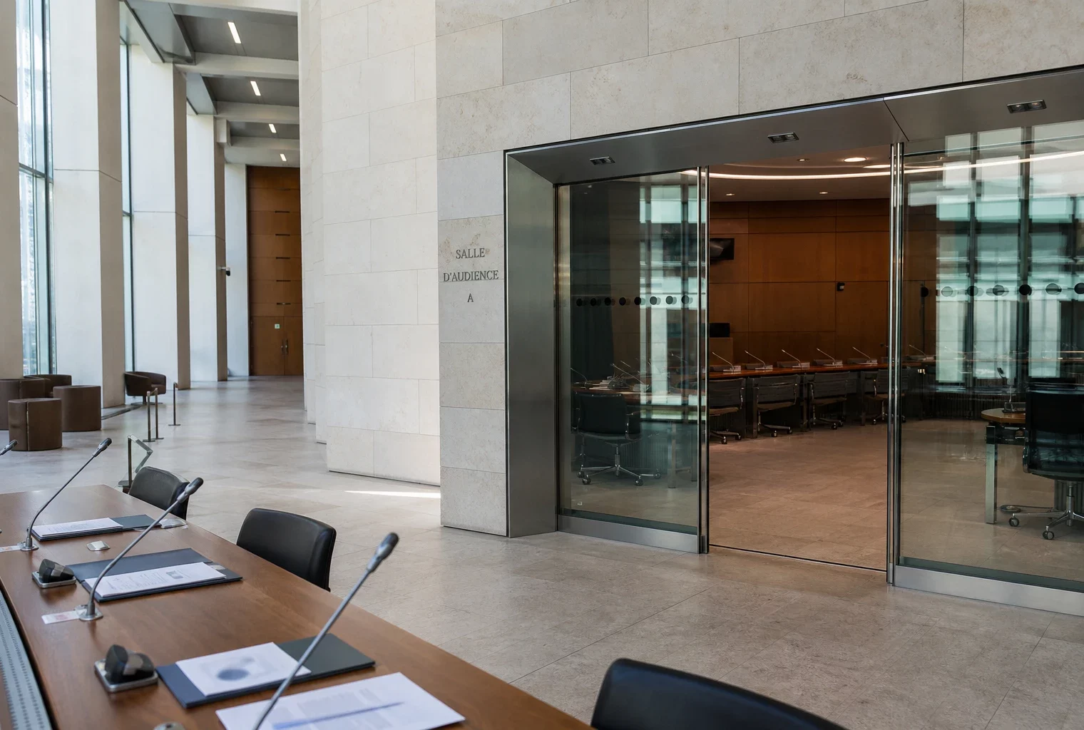 Hall lumineux d’un régulateur monétaire européen avec salle d’audition et microphones, en photo de presse réaliste