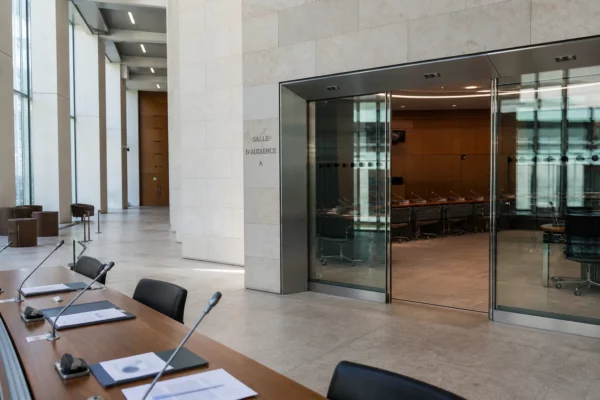 Hall lumineux d’un régulateur monétaire européen avec salle d’audition et microphones, en photo de presse réaliste