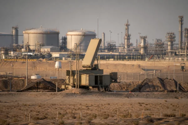 Un site énergétique surveillé par des radars et des moyens de défense, en Arabie saoudite.