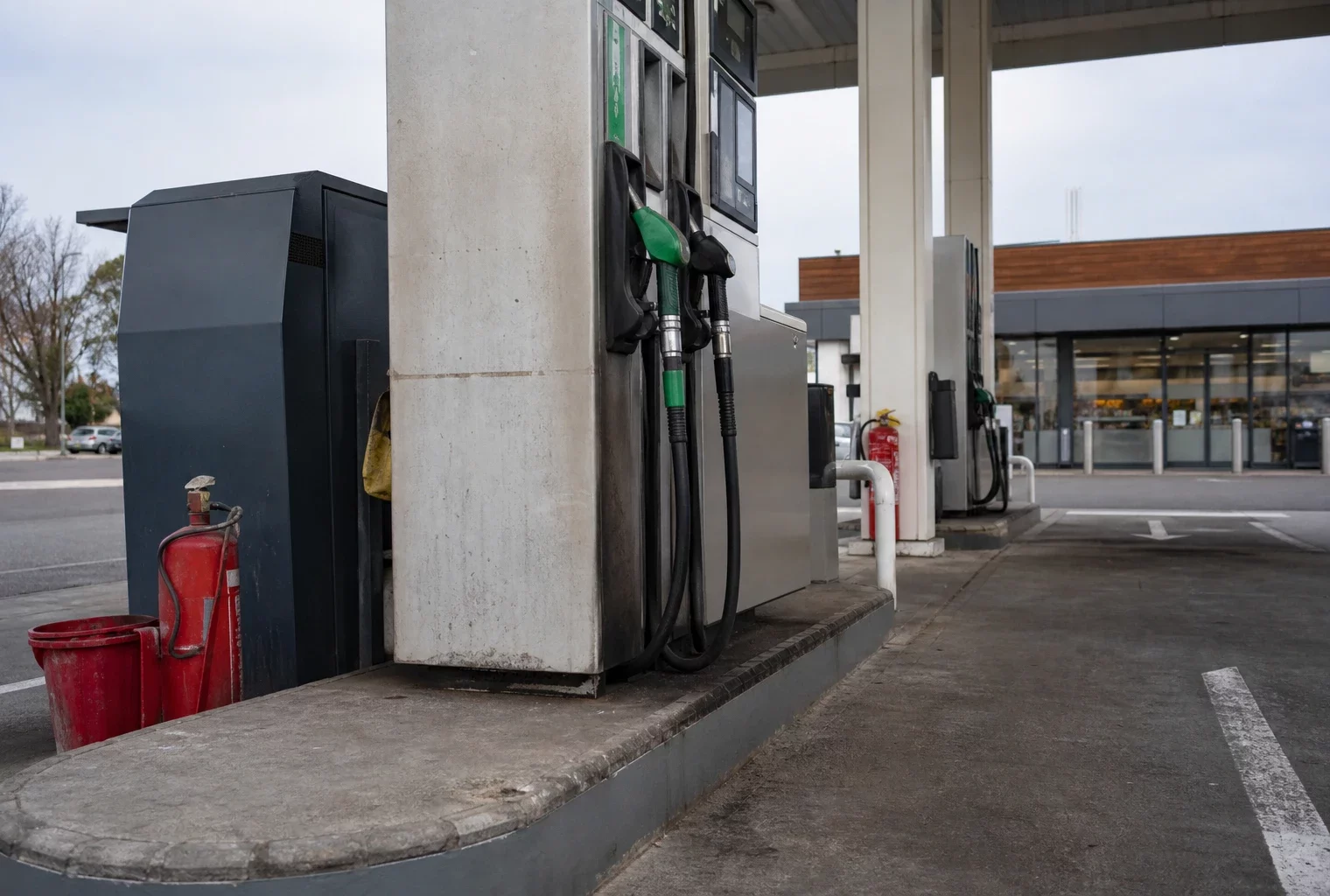 Pompe à carburant dans une station-service, lieu concret où la hausse des prix pèse sur les automobilistes.