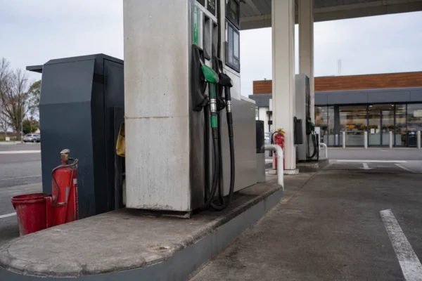 Pompe à carburant dans une station-service, lieu concret où la hausse des prix pèse sur les automobilistes.