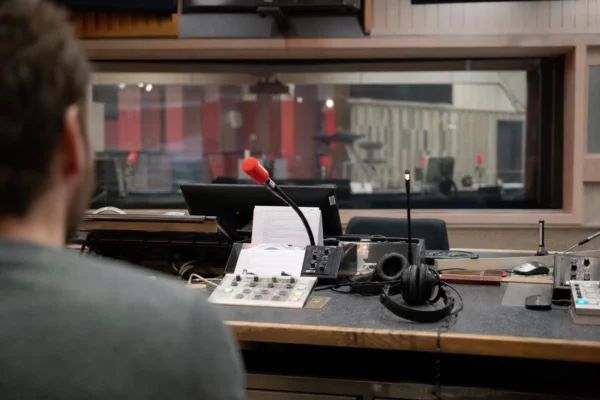 Dans un studio de radio, une console, des micros et des casques évoquent le conflit autour de la nomination sur France Inter.