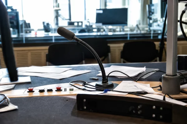Un studio de radio vide avec micro, casque et console, prêt pour une chronique politique.